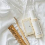 Higiéniai termékek fehér lepedőn