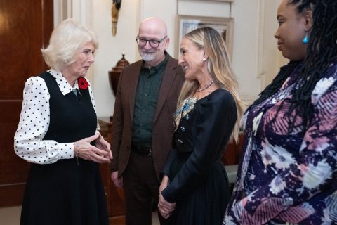 Kamilla királyné beszélget az idei Booker-díj zsűritagjaival, köztük Sarah Jessica Parkerrel (középen) az újonnan bejelentett Gyermek Booker-díj fogadásán a Clarence House-ban, 2025. november 11-én, Londonban, Angliában