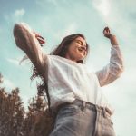 4. Nem akarsz tökéletes lenni: Az az ember, aki végre békére lelt az életben, általában abbahagyja a tökéletlenségeinek magyarázkodását, mert végre elégedett azzal, aki belül. Sokkal jobban érzi magát a bőrében a vélt tökéletlenségei ellenére is.