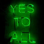 Yes To All zölden világító neon felirat