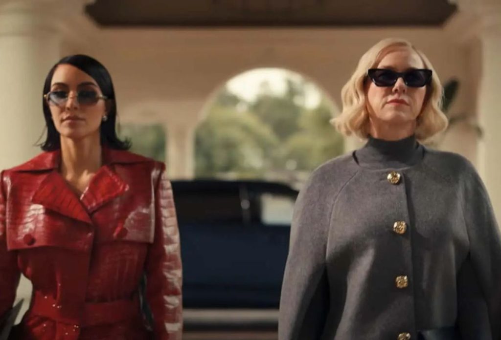 Kim Kardashian piros bőrruhában, Naomi Watts szürke ruhában a Minden fair című sorozatban