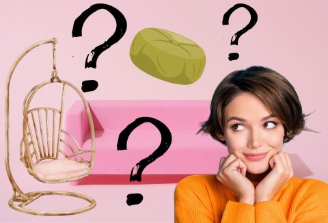 Narancsszínű pulcsis barna hajú nő oldalra néz, függőfotel, zöld ottomán, háttérben rózsaszín kanapé, fekete kérdőjelek