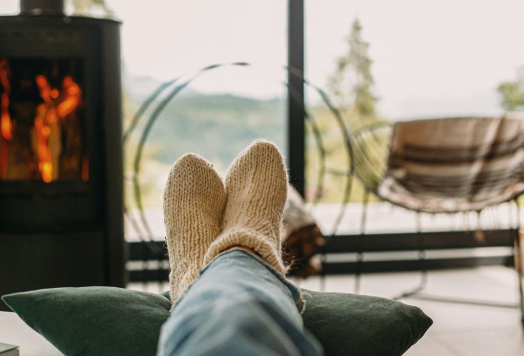 Mysig - téli bekuckózás gyapjúzoknis lábbal kandalló előtt