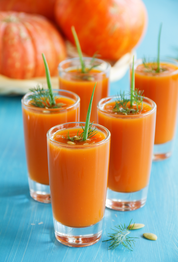 Öt pohárnyi sütőtöklé kék asztalon