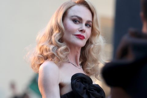 Nicole Kidman, komoly arccal, fekete ruhában a kifutón sétál a Vogue World: Hollywood 2025 gálán a Paramount Studiosban, 2025. október 26-án, Los Angelesben, Kaliforniában
