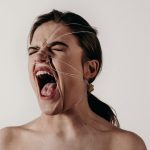 Nő kiabál fájdalmasan