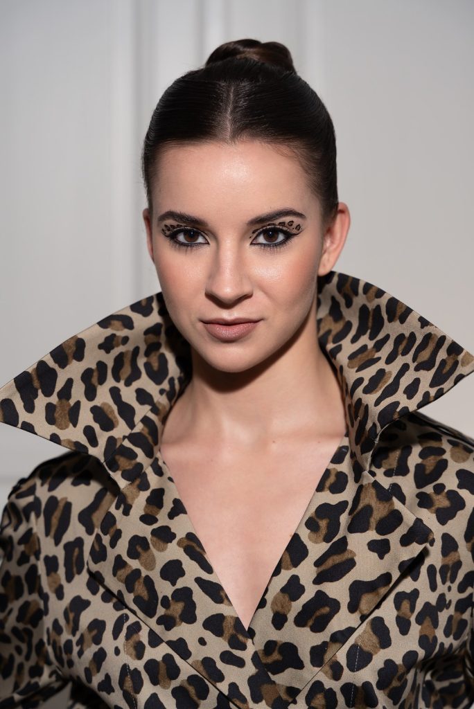 fiatal szép nő mocha mousse sminkkel