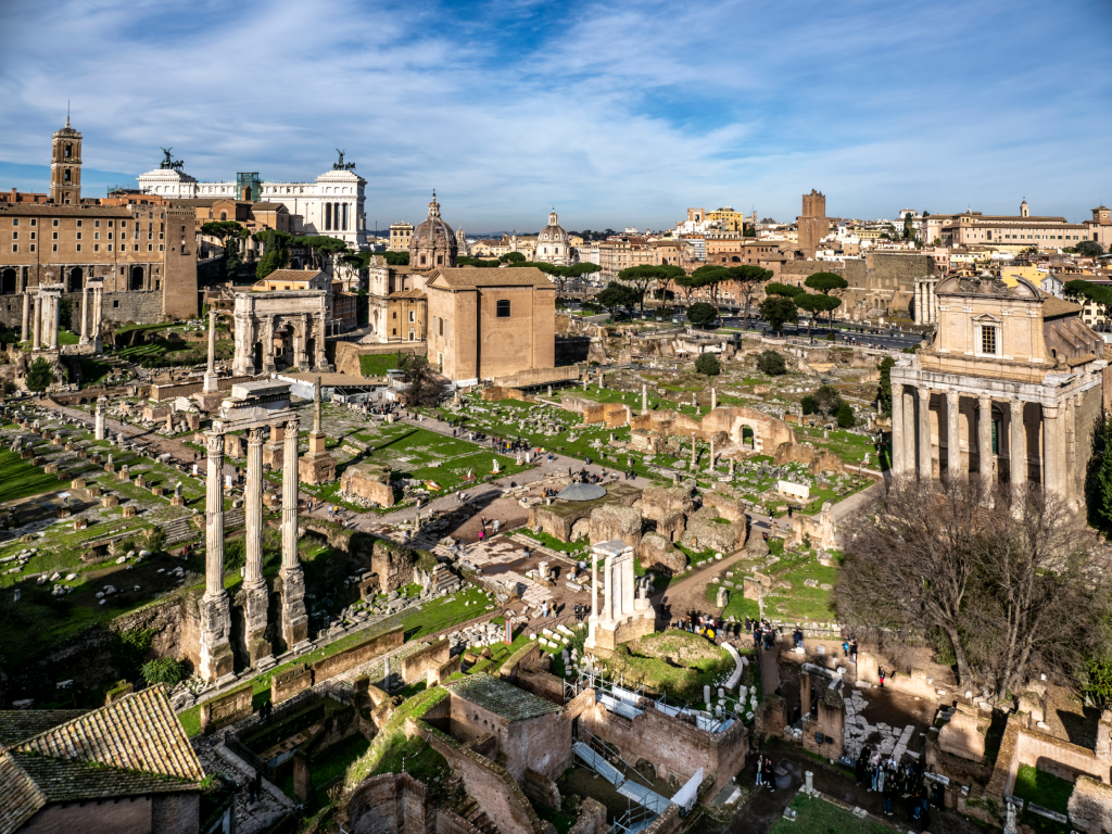 A római Forum Romanumot Forum Magnumként, vagy szimplán Forumként is emlegetik