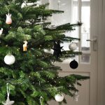 2. Kevesebb a piszok utána: A kivágott karácsonyfák az ünnepek alatt sok tűlevelet hullajtanak, mivel a felmelegedett beltéri levegő miatt gyorsan kiszáradnak. Ez nagy felfordulást okozhat otthon, mivel a gyerekek és a háziállatok mindenhová magukkal cipelik a tűleveleket.