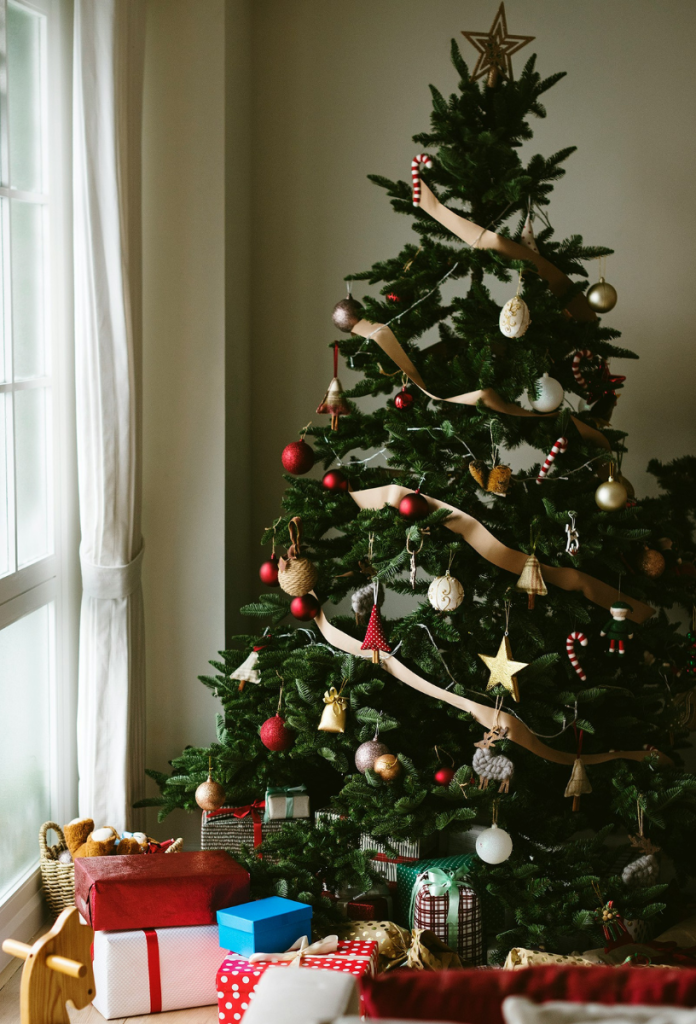 Füzér helyett szalaggal díszített karácsonyfa