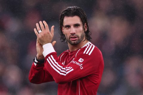 Szoboszlai Dominik, a Liverpool játékosa tapsol a Liverpool FC és a Real Madrid C.F. közötti UEFA Bajnokok Ligája 2025/26-os mérkőzésén az Anfieldben, 2025. november 4-én, Liverpoolban, Angliában