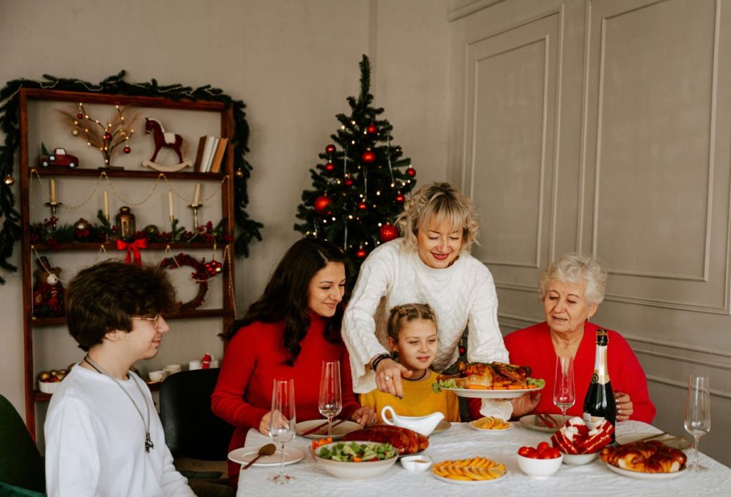 Karácsonyi családi vacsora két nagymama, anyuka, tinédzser fiú és kislány