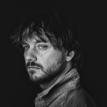 Férfi néz a távolba