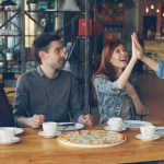 Társaság üdvözöl egy férfit