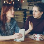 Nő beszél a barátnőjéhez