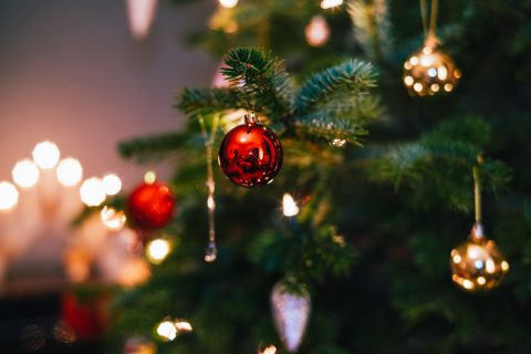 zöld karácsonyfa részlet piros gömbökkel