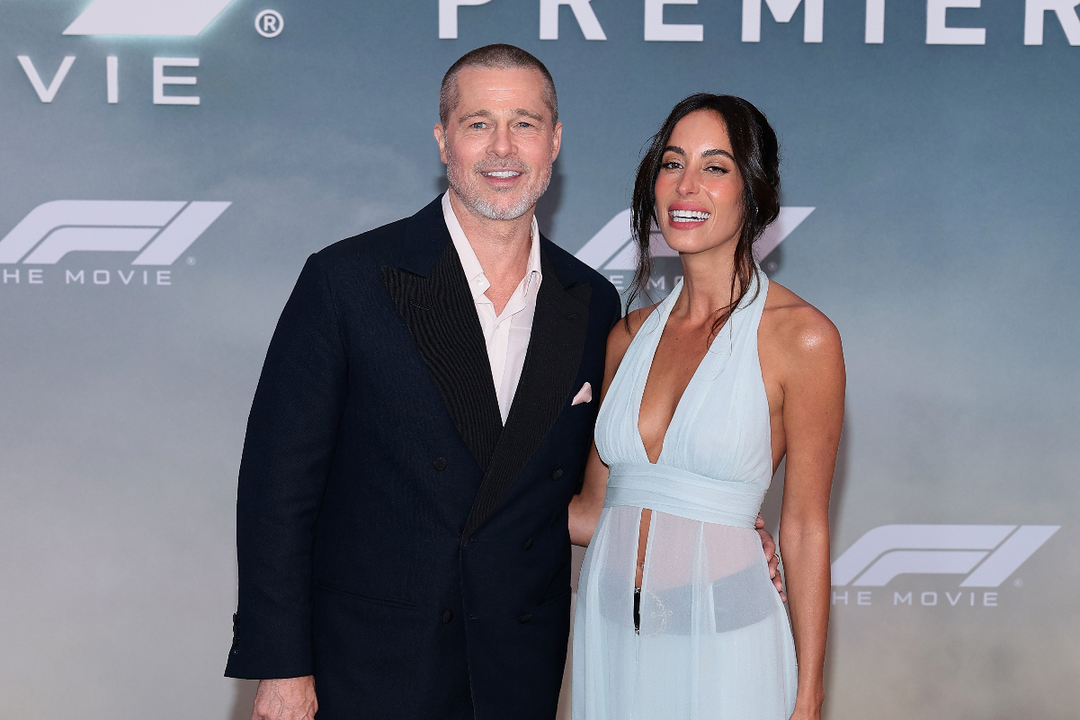 Brad Pitt fekete öltönyben és Ines de Ramon fehér áttetsző ruhában