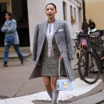 Modell zokniban vonul az utcán