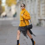 Modell zokniban vonul az utcán