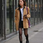 Modell zokniban vonul az utcán