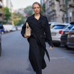 Modell zokniban vonul az utcán