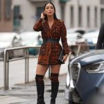 Modell zokniban vonul az utcán