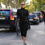 Modell zokniban vonul az utcán