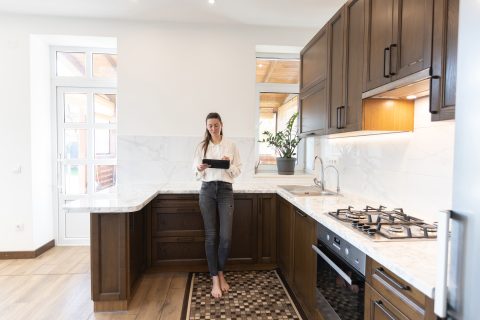 Fiatal nő minimalista konyhában áll