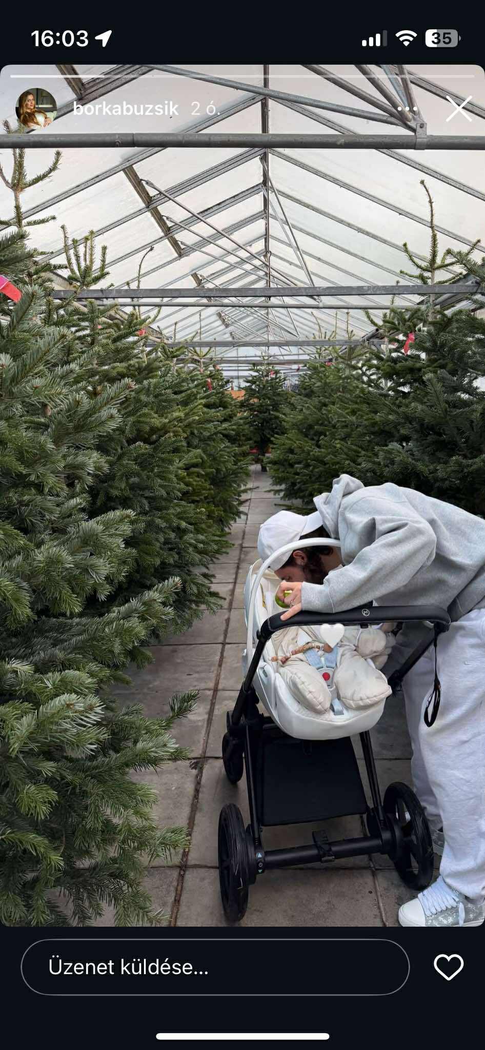Szoboszlai Dominik kislányával a fenyők között