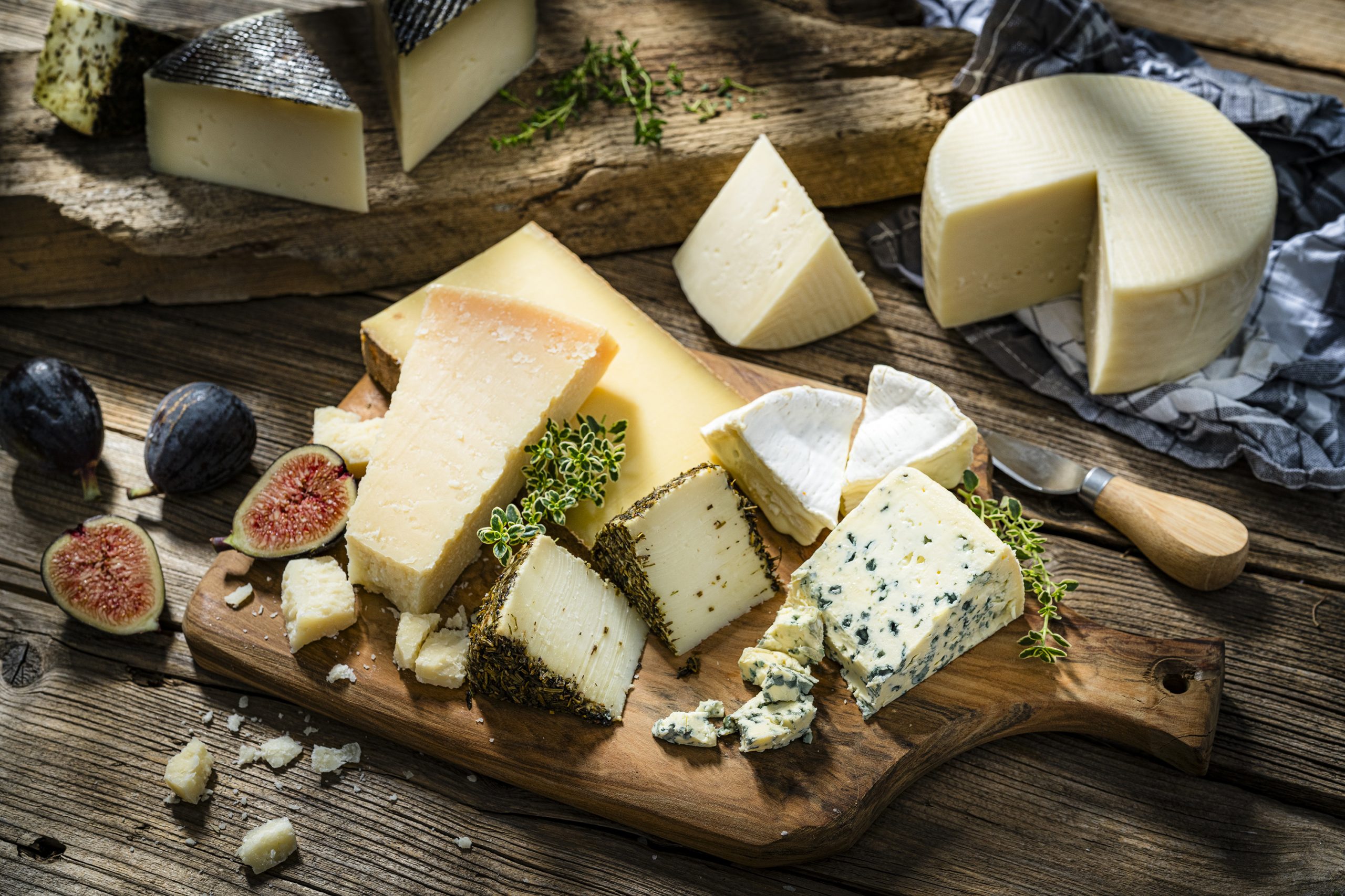 Közeli fotó különböző típusú sajtokról