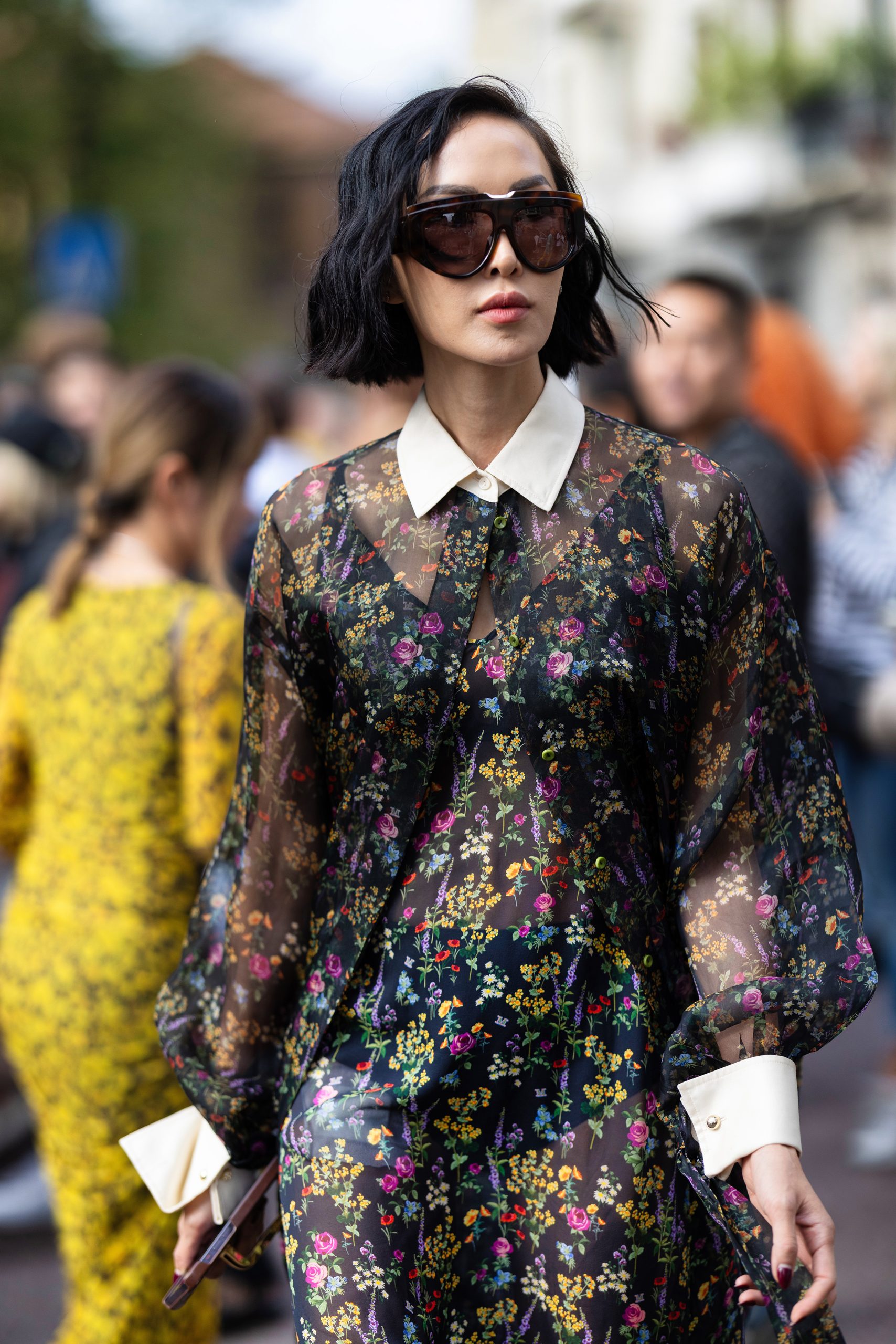 A bohó bob lesz 2026 legnagyobb hajtrendje | Marie Claire Chriselle Lim virágos ruhábqn, bohém bobbal