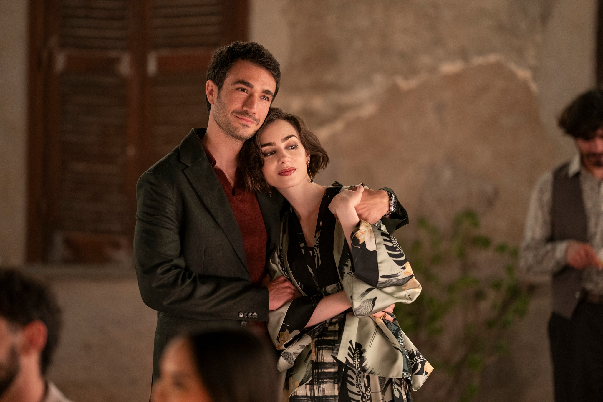 Lily Collins kosztümben, mint Emily, és az őt átölelő Marcellóként Eugenio Franceschini az Emily Párizsban 5. évadában.