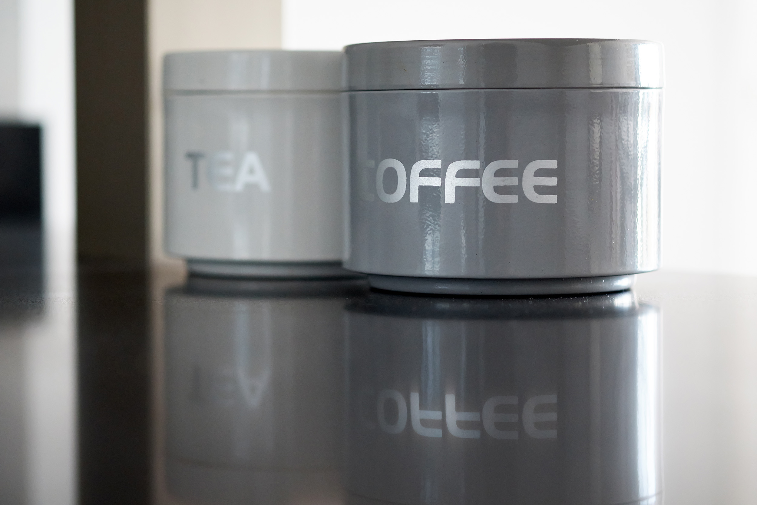 Szürke fém doboz kávé felirattal