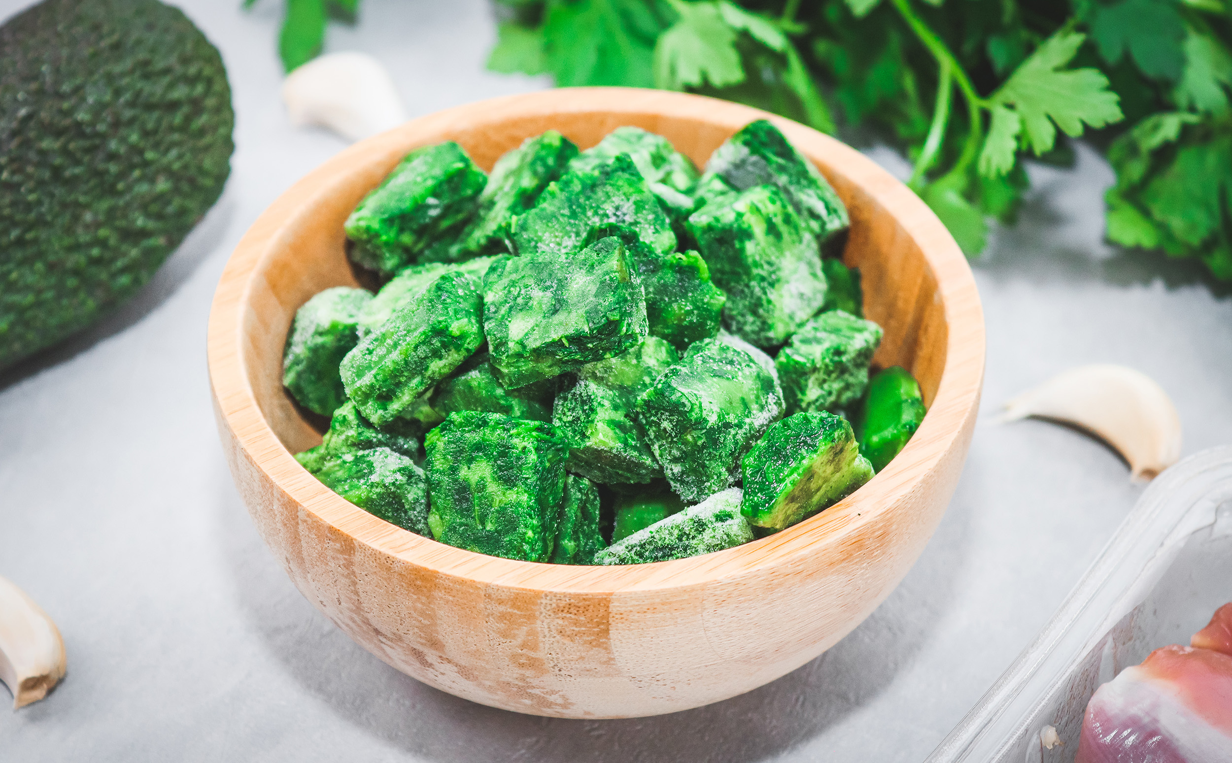 Petrezselyemből készített jégkockák a fagyasztóban