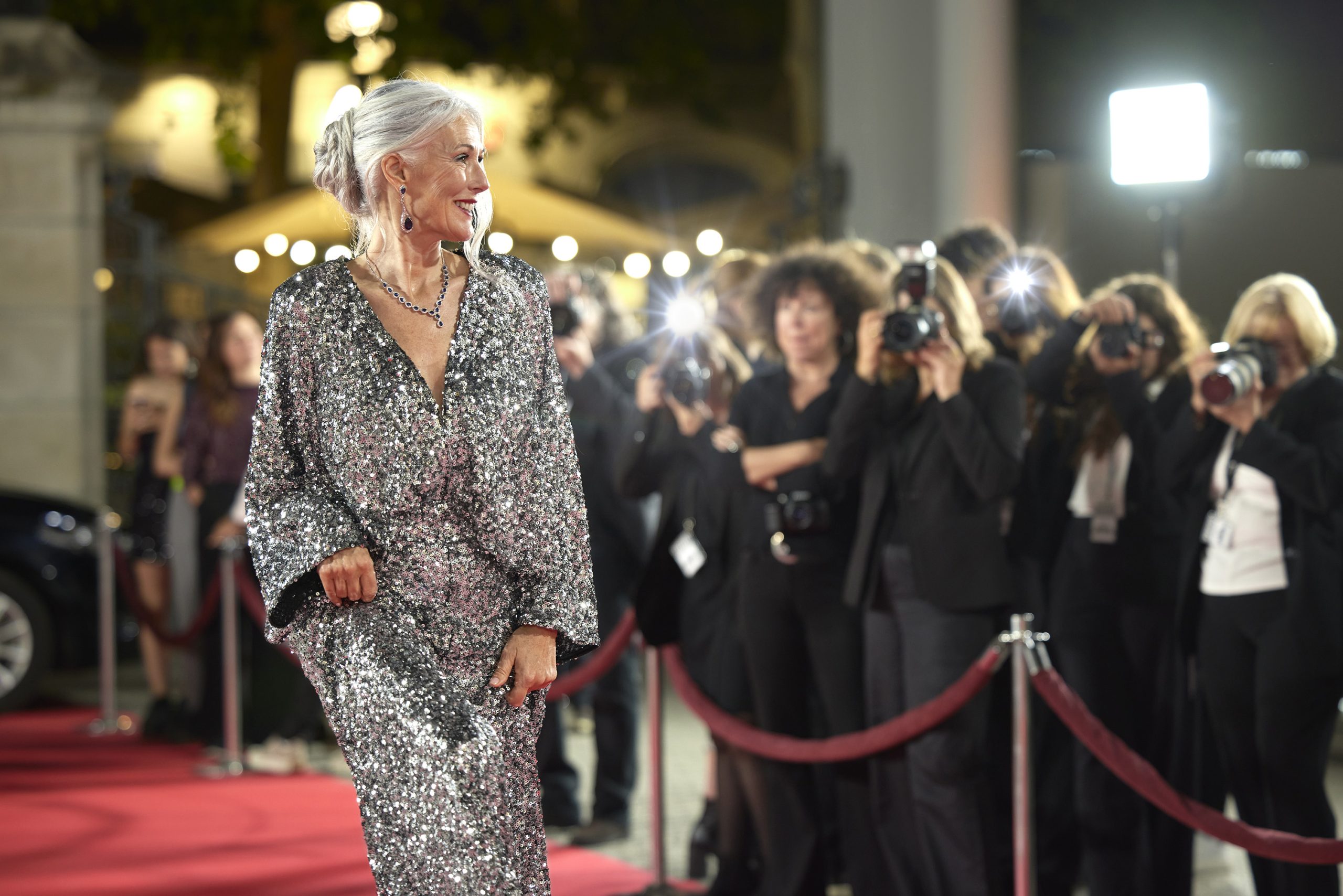 Ősz modell ezüst ruhában pózol