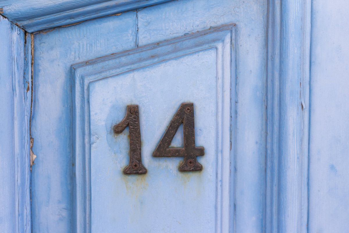 14-es házszám kék ajtón