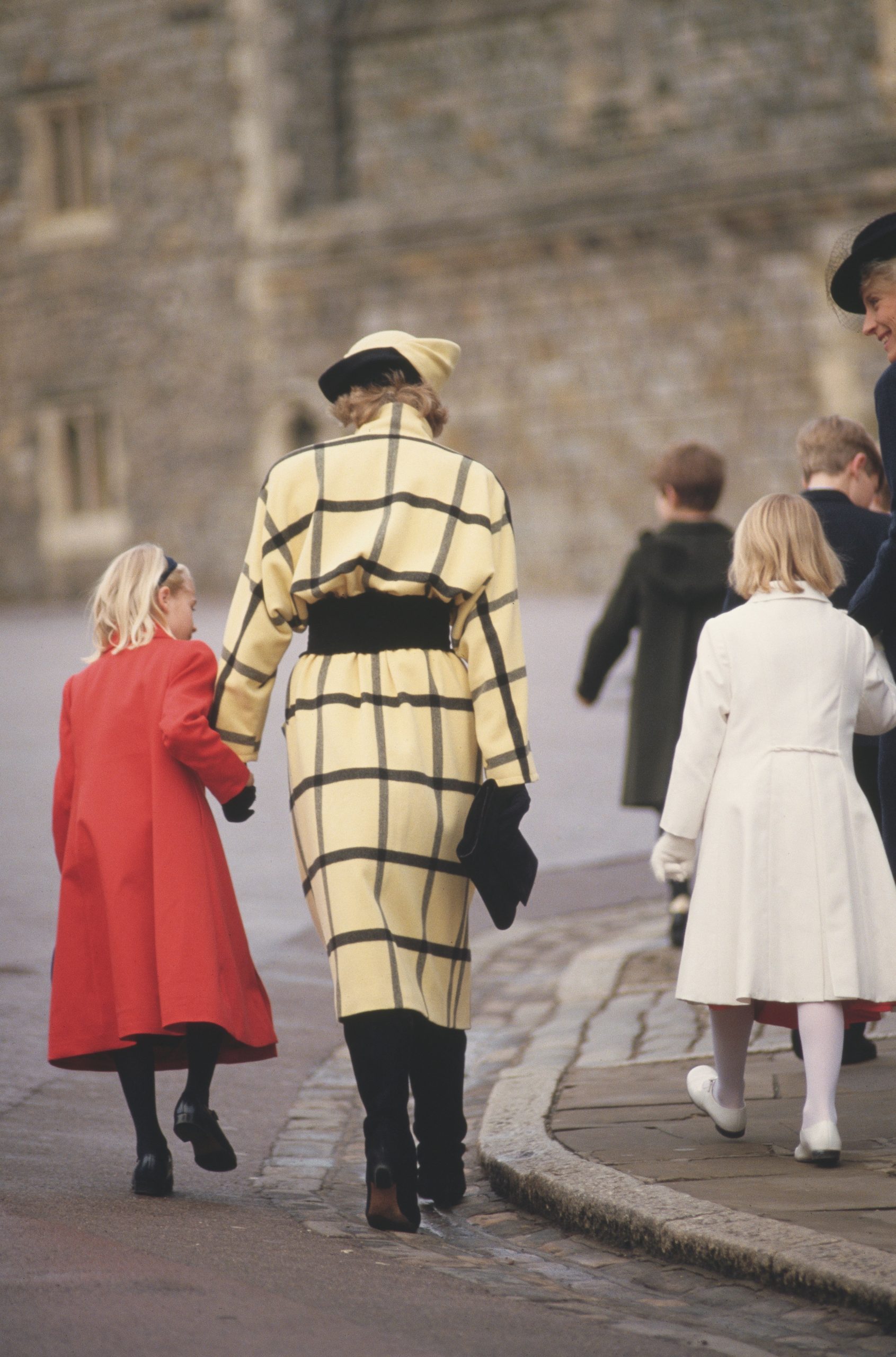 Diana, Wales hercegnője részt vesz a karácsonyi istentiszteleten a St Georges Chapelben, Windsor kastélyban, 1987. december 25-én