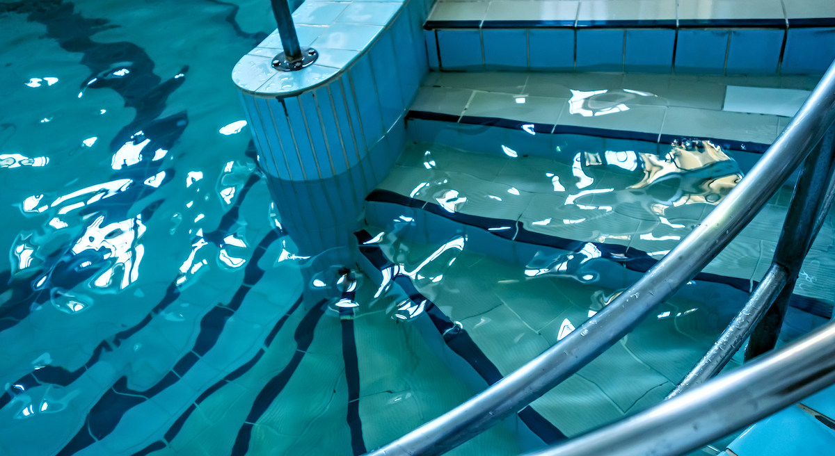 A Széchenyi gyógyfürdő Európa egyik legnagyobb természetes hőforrásra épülő fürdőkomplexuma Budapesten, Magyarországon. Lépcső, mely a gyógyvizes medencébe vezet.