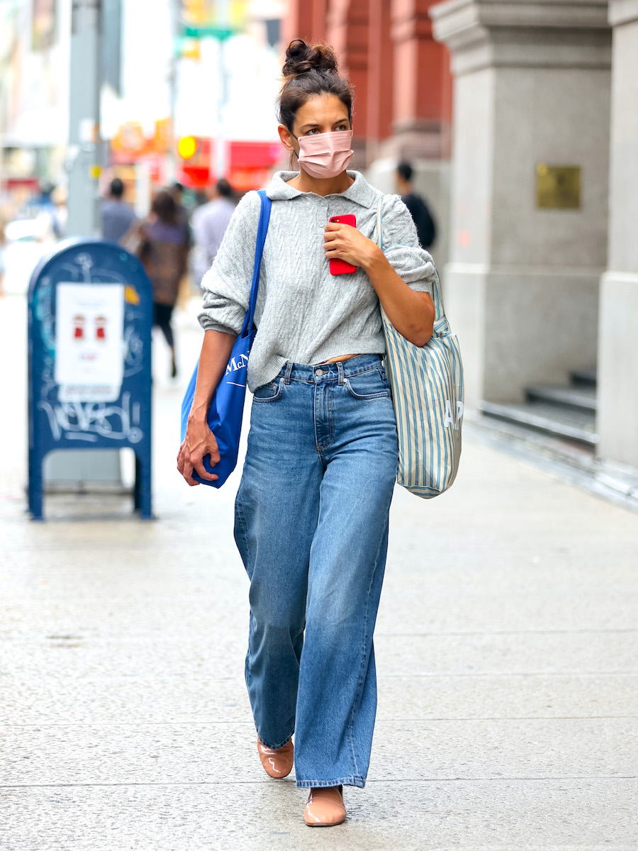 Katie Holmes 2022 szeptemberében New Yorkban. Farmer, szürke felső, csíkos táska és maszk