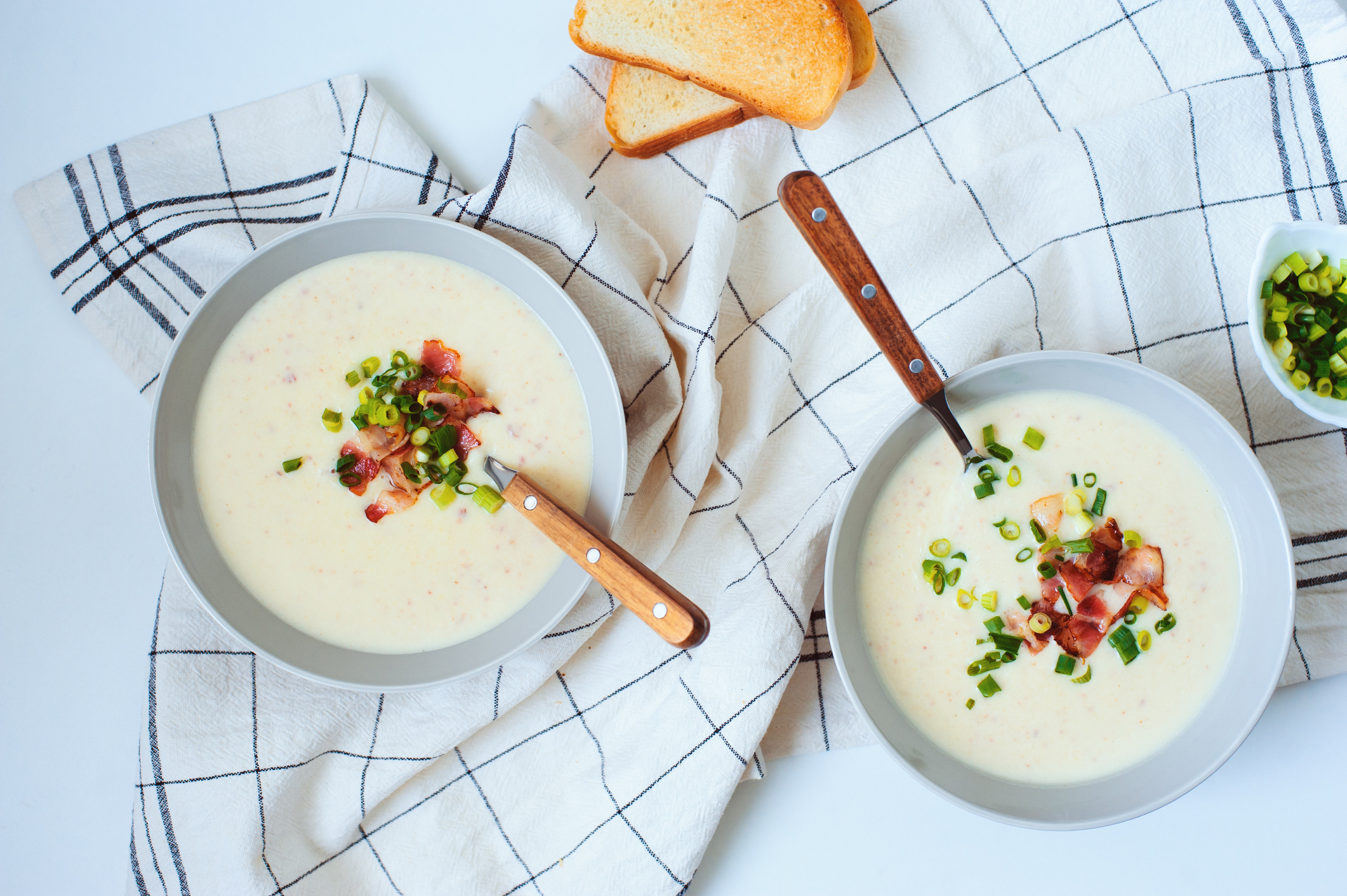 Fehér krémleves feltéttel, kenyérrel