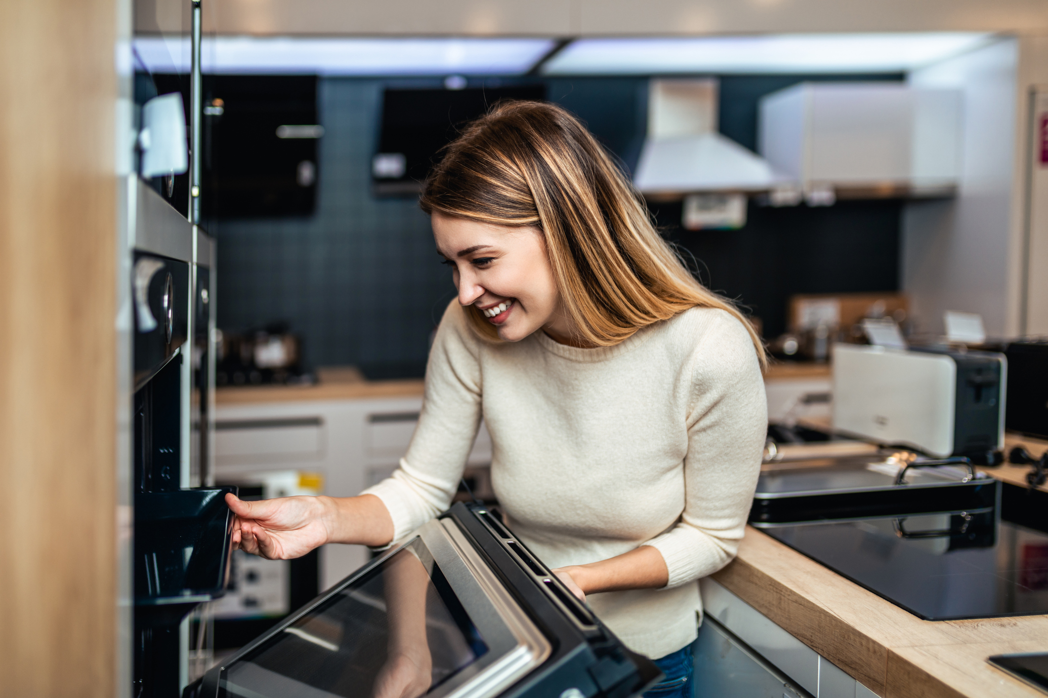 Nő beállítja a sütőt