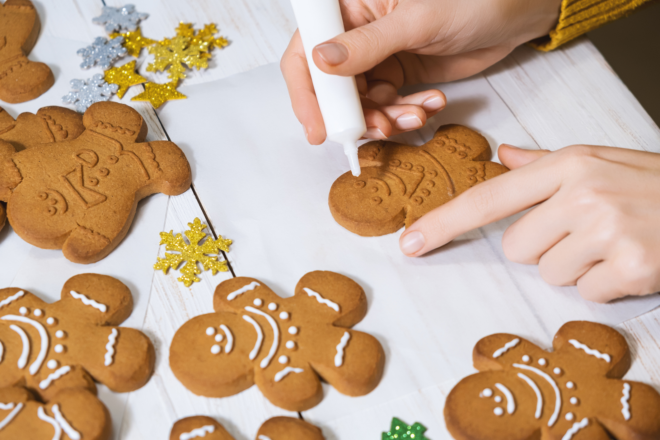 ime-a-legjobb-mezeskalacs-maz-receptje-egyszeruen-tokeletes | Marie Claire Női kéz mézeskalácsot díszít