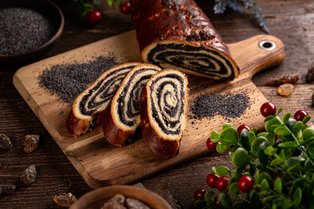 dios-es-makos-toltelek-bejglibe-igy-lesz-tokeletes | Marie Claire Mákos bejgli felszeletelve