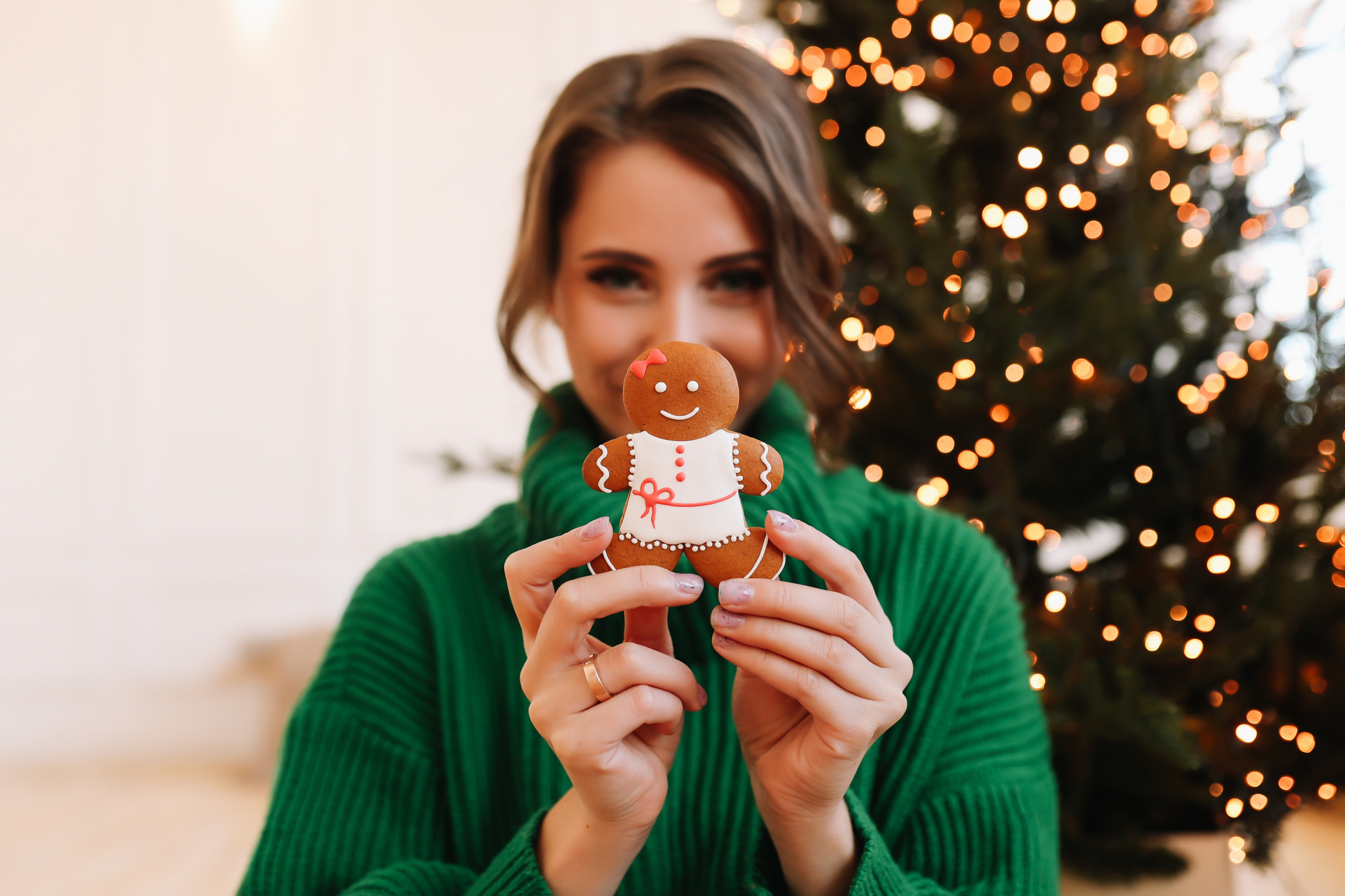 Nő mézeskalácsot tart