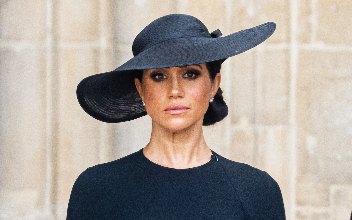 Meghan Markle 2022-ben Erzsébet királynő temetésén, fekete ruhában és kalapban