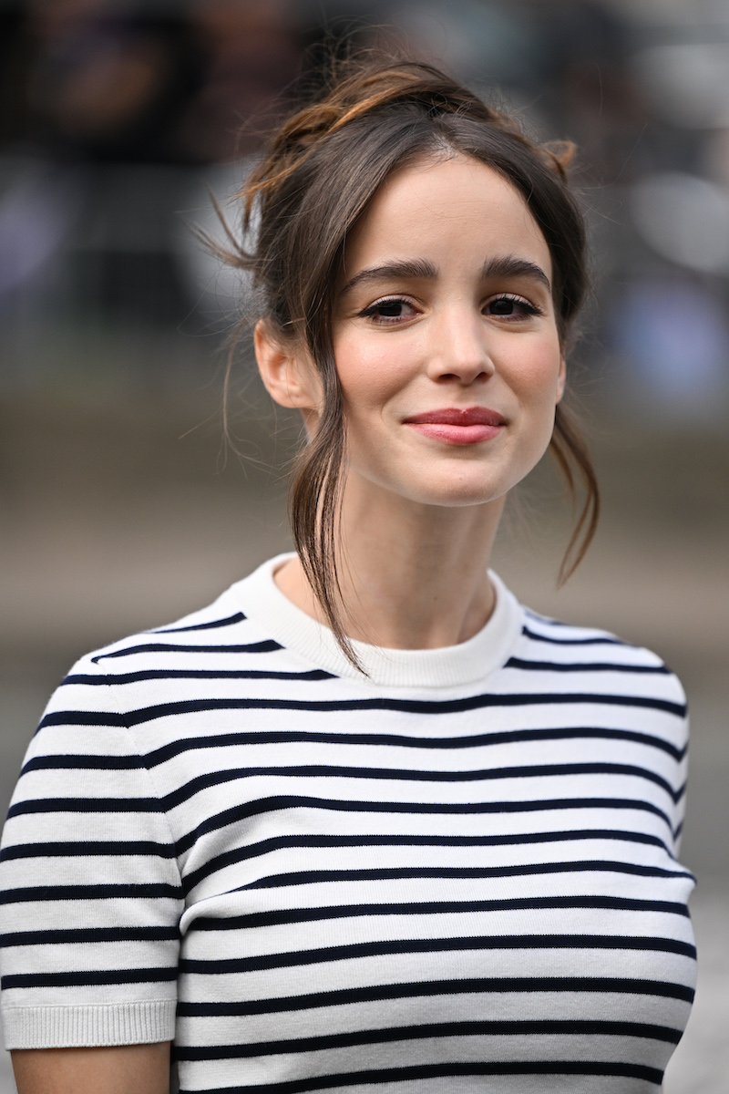 emily-parizsban-ok-voltak-lucas-bravo-szerelmei-az-eletben | Marie Claire Alba Baptista csíkos felsőben a Miu Miu divatbemutatója előtt Párizsban, 2023-ban.