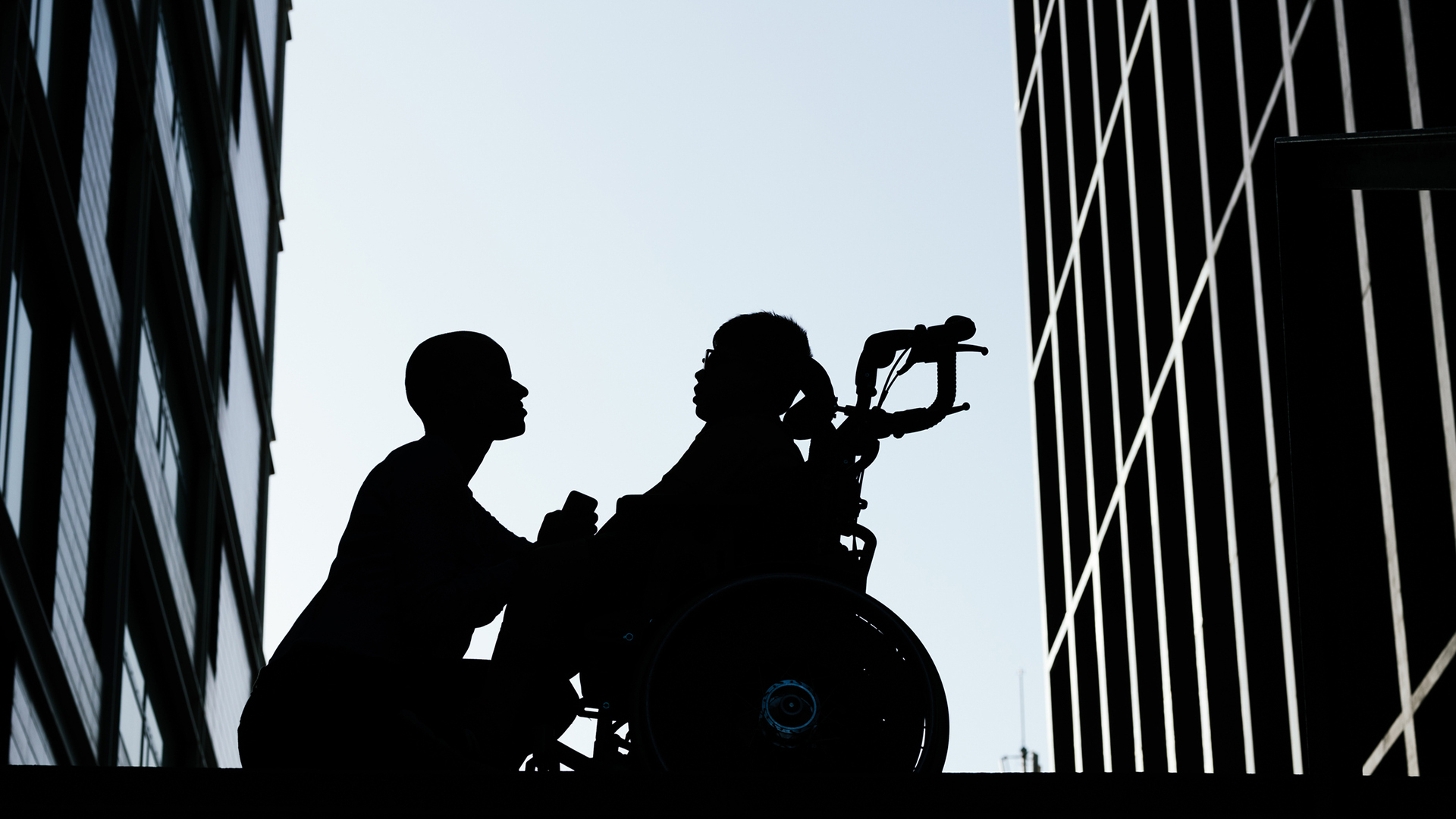 halmozottan-serult-gyerekek-apolasa-nincs-eleg-penz-rajuk | Marie Claire Súlyosan halmozottan sérült gyerek és anyukája sziluettje