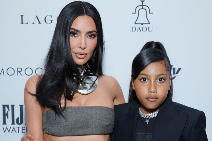 Kim Kardashian és North West 2023-ban