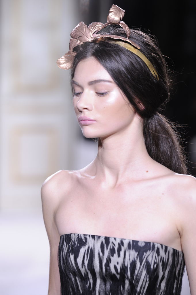 modell elegáns hajjal, szilveszteri frizura ötlet