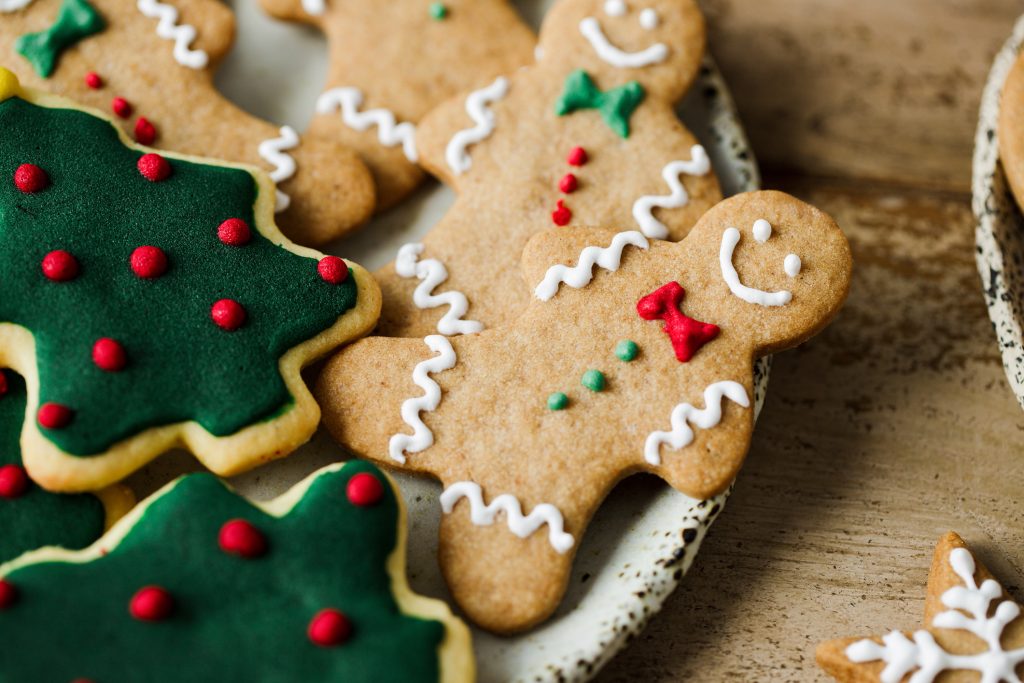 karacsony-2025-meses-mezeskalacs-diszites-otletek | Marie Claire Kidíszített mézeskalácsok